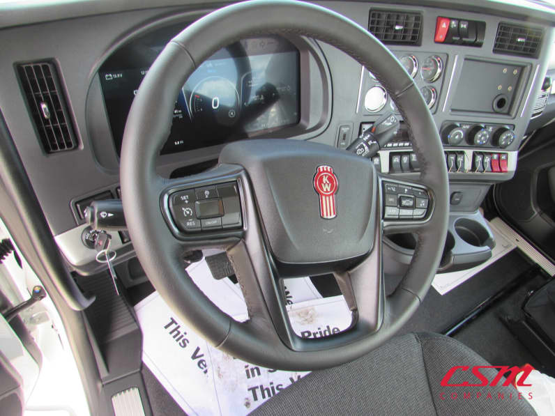 Interior steering wheel for this 2027 Kenworth T880 (Stock number: VJ249787)