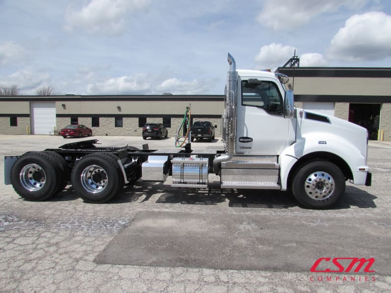 Exterior full passenger side for this 2027 Kenworth T880 (Stock number: VJ249787)