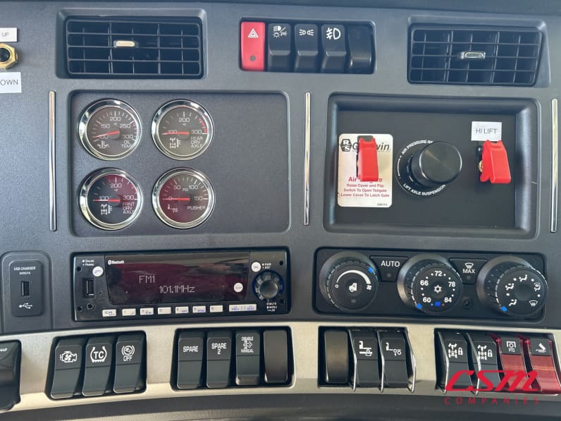 Interior radio and navigation system for this 2027 Kenworth T880 (Stock number: VJ241917)