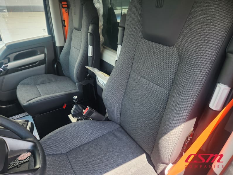 Interior seats for this 2027 Kenworth T880 (Stock number: VJ243553)