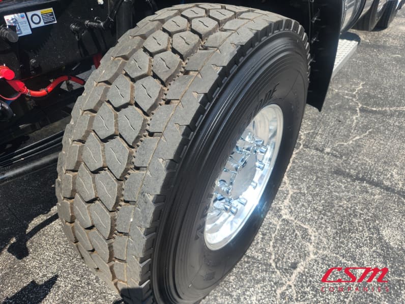 Driver side front tire tread for this 2027 Kenworth T880 (Stock number: VJ243553)