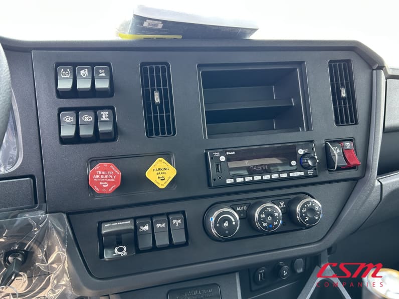 Interior radio and navigation system for this 2025 Kenworth T480 (Stock number: SM177623)
