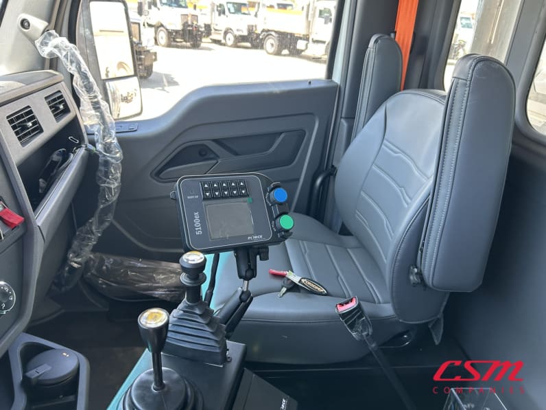 Interior seats for this 2025 Kenworth T480 (Stock number: SM177621)