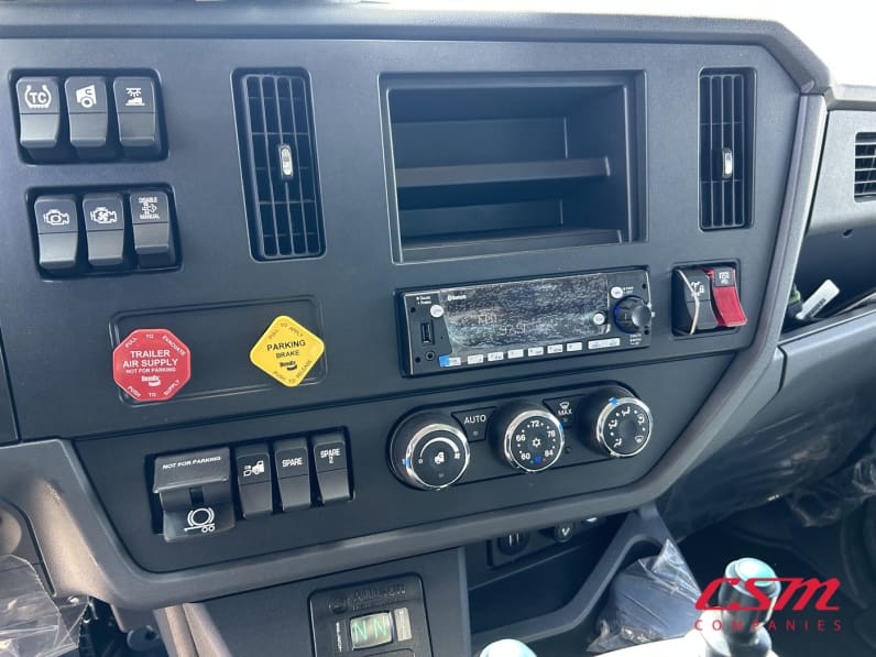 Interior radio and navigation system for this 2025 Kenworth T480 (Stock number: SM177629)