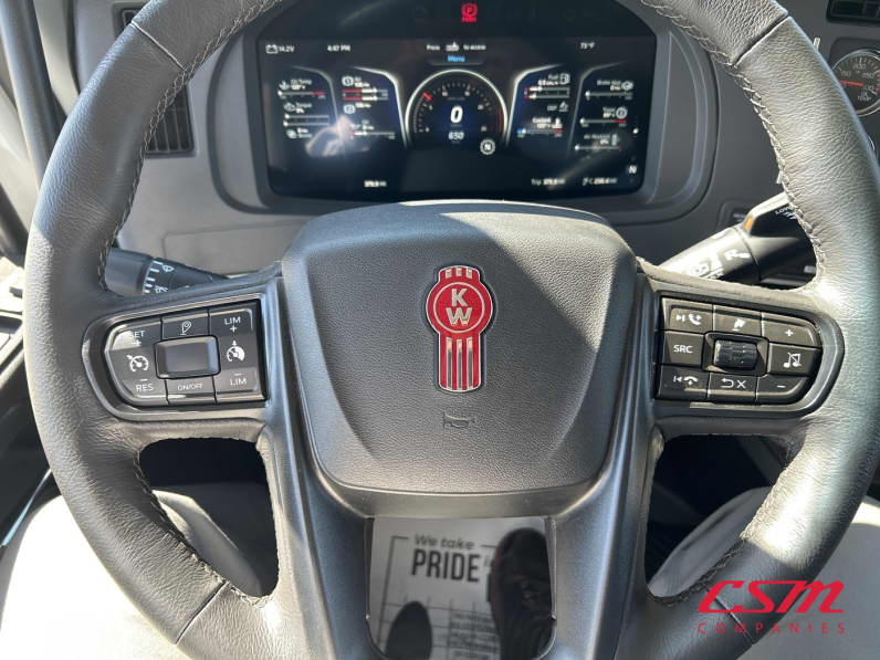 Interior steering wheel for this 2027 Kenworth T880 (Stock number: VJ241909)