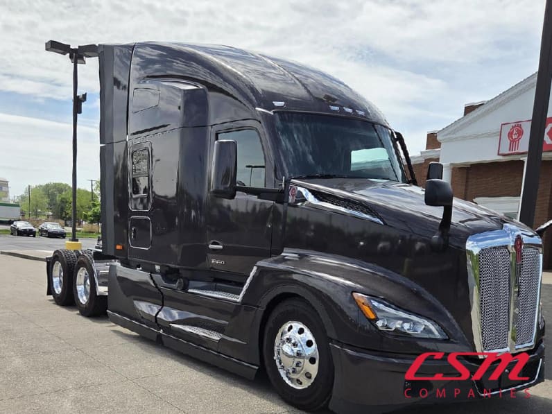 Exterior front passenger side for this 2025 Kenworth T680 (Stock number: SJ131674)