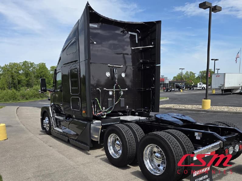 Exterior rear driver side for this 2025 Kenworth T680 (Stock number: SJ131674)