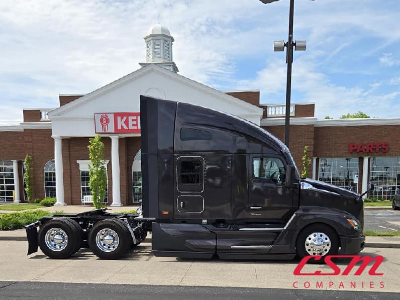 Exterior full passenger side for this 2025 Kenworth T680 (Stock number: SJ131674)