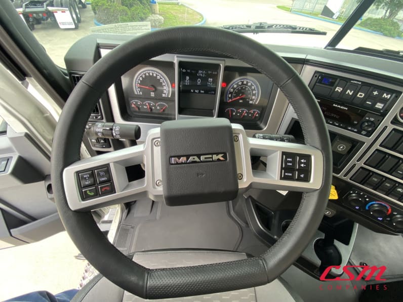 Interior steering wheel for this 2027 Mack Pinnacle PI64 (Stock number: VM021227)