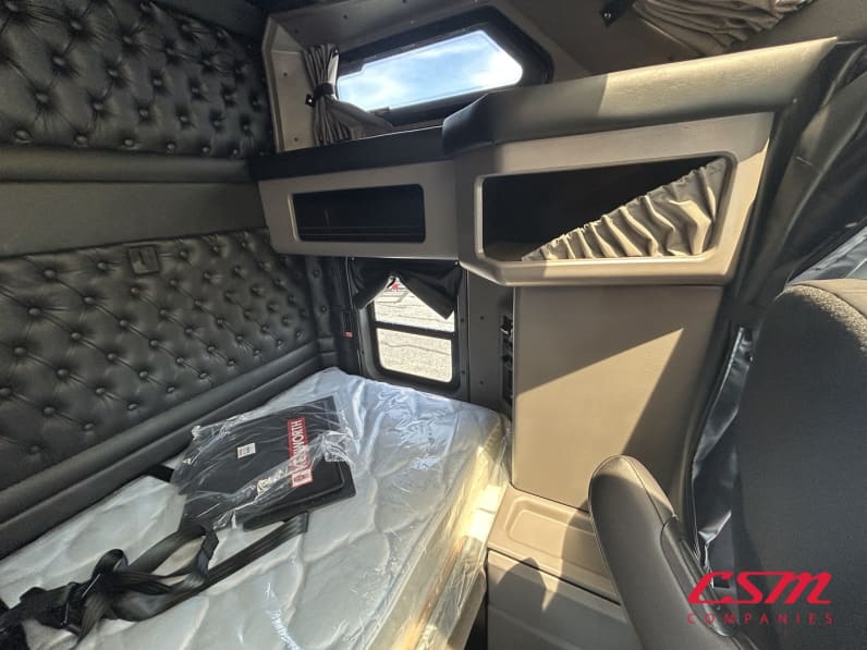 Interior driver side sleeper for this 2027 Kenworth W900L (Stock number: VR249845)