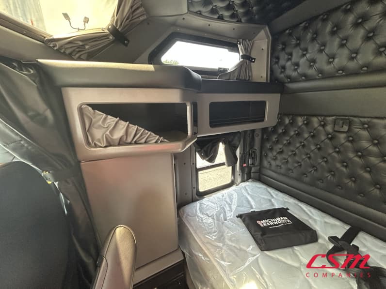 Interior passenger side sleeper for this 2027 Kenworth W900L (Stock number: VR249845)