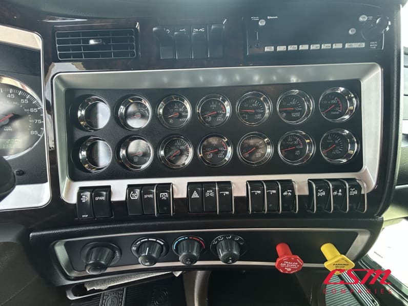 Interior radio and navigation system for this 2027 Kenworth W900L (Stock number: VR249845)