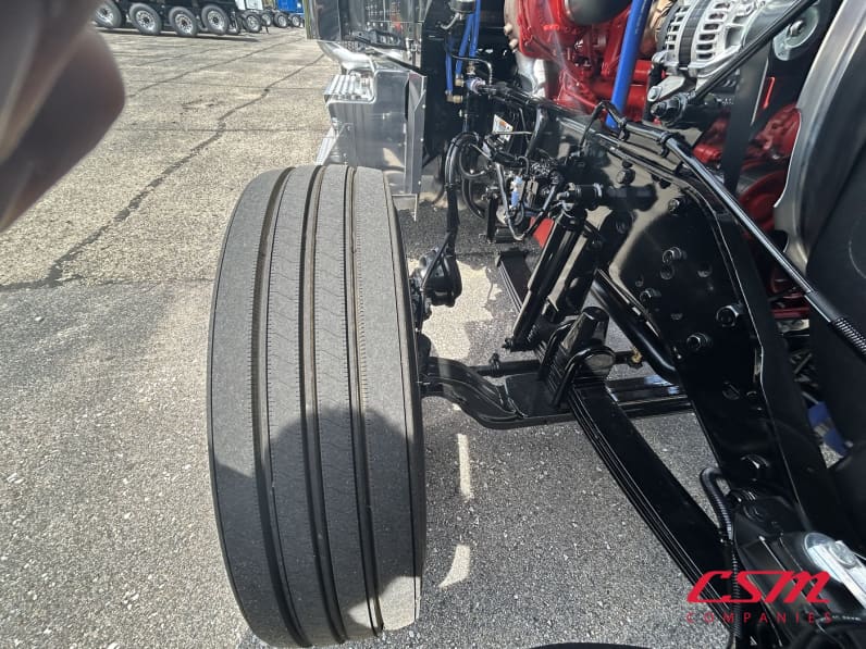 Passenger side front tire tread for this 2027 Kenworth W900L (Stock number: VR249845)