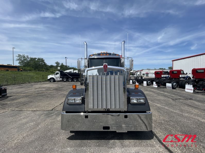 Exterior full front view for this 2027 Kenworth W900L (Stock number: VR249845)
