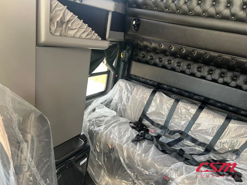 Interior passenger side sleeper for this 2027 Kenworth W900L (Stock number: VR249790)