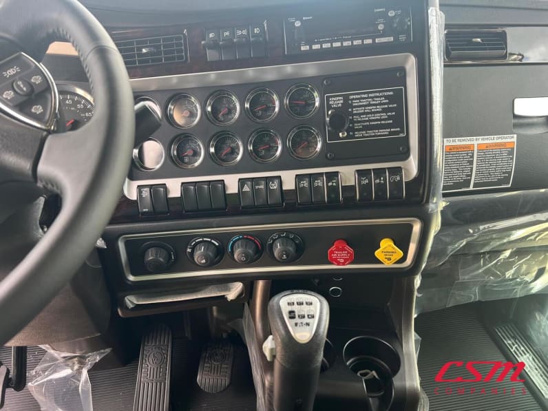 Interior radio and navigation system for this 2027 Kenworth W900L (Stock number: VR249790)