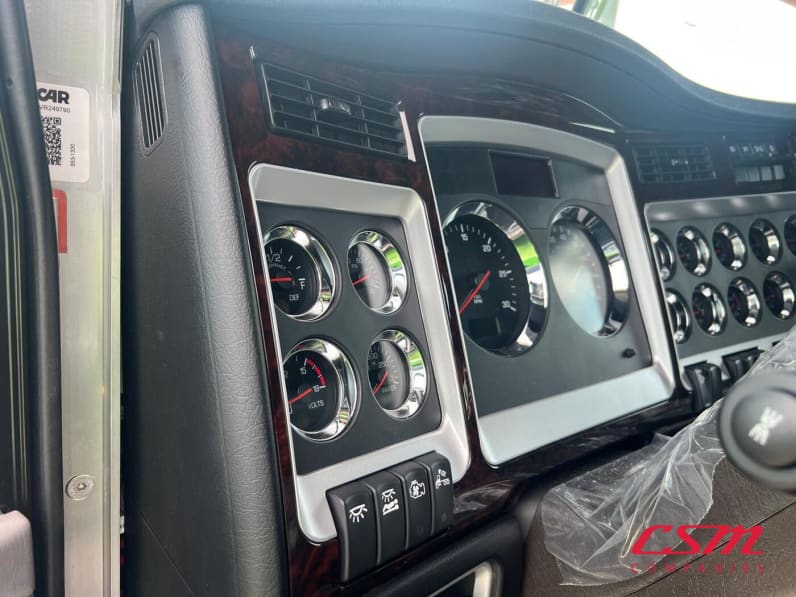 Interior cockpit for this 2027 Kenworth W900L (Stock number: VR249790)