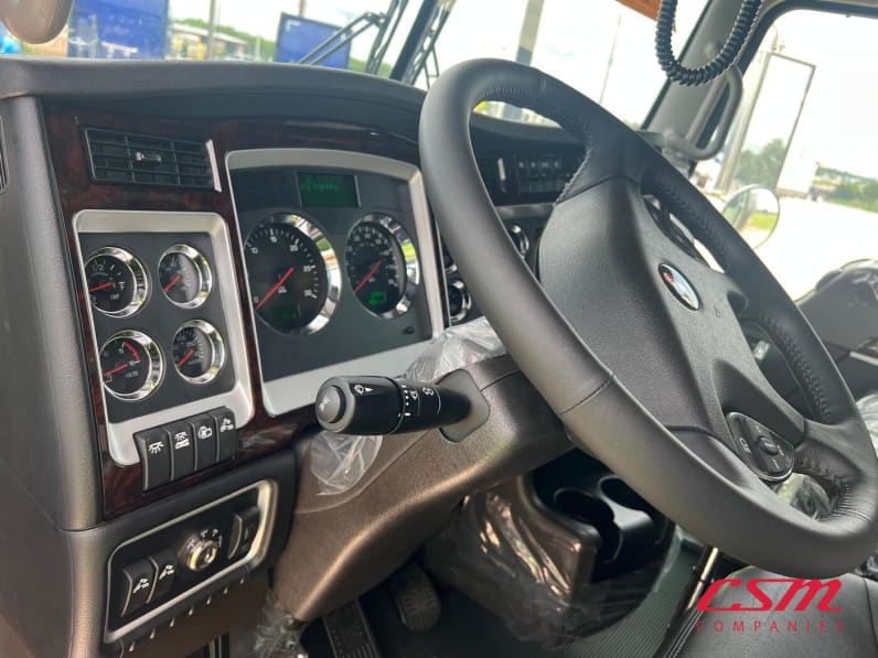 Interior dash for this 2027 Kenworth W900L (Stock number: VR249790)