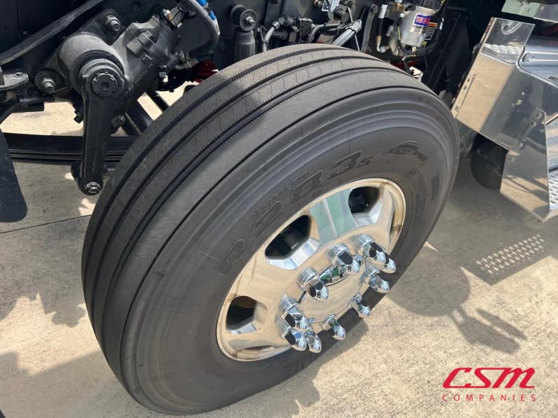 Passenger side front tire tread for this 2027 Kenworth W900L (Stock number: VR249790)