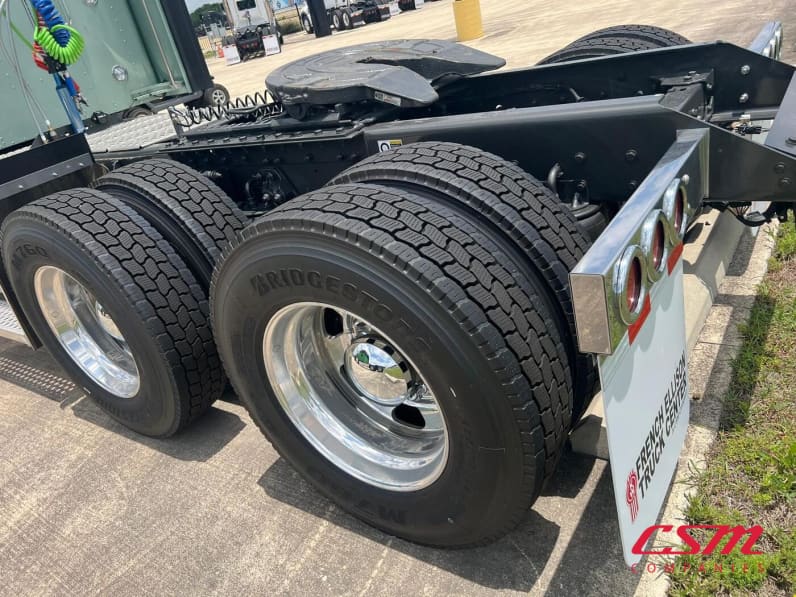 Passenger side rear frame and tire tread for this 2027 Kenworth W900L (Stock number: VR249790)