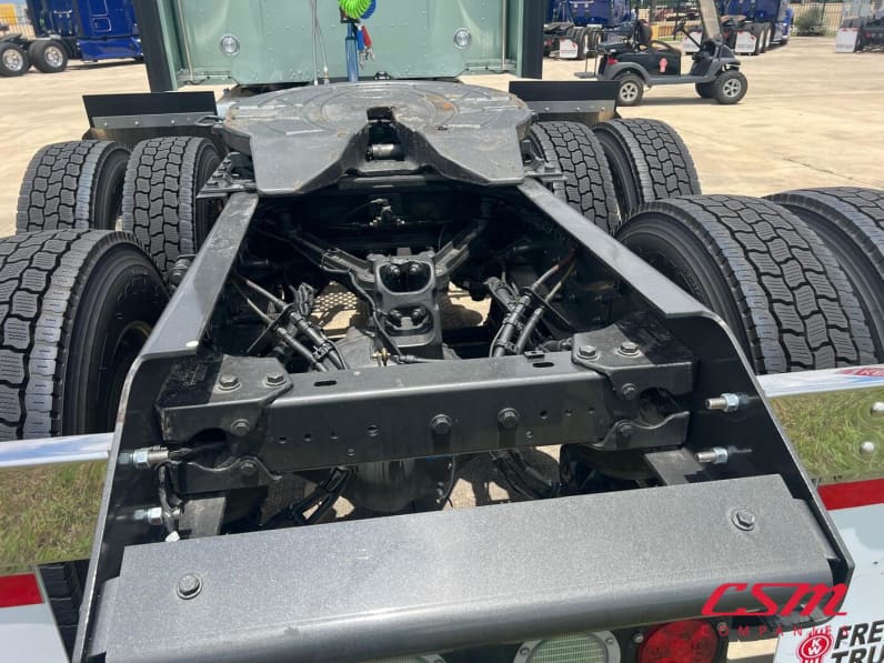 Center rear frame for this 2027 Kenworth W900L (Stock number: VR249790)