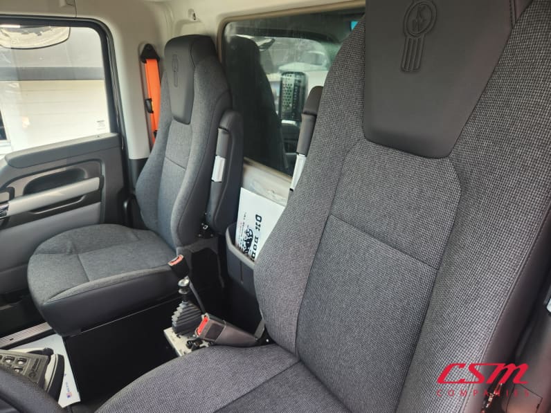 Interior seats for this 2027 Kenworth T880 (Stock number: VJ243554)