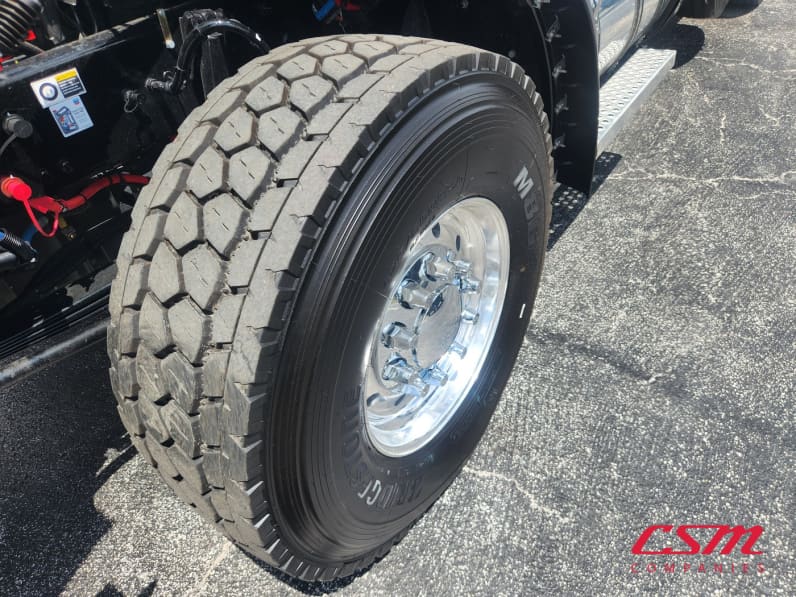 Driver side front tire tread for this 2027 Kenworth T880 (Stock number: VJ243554)