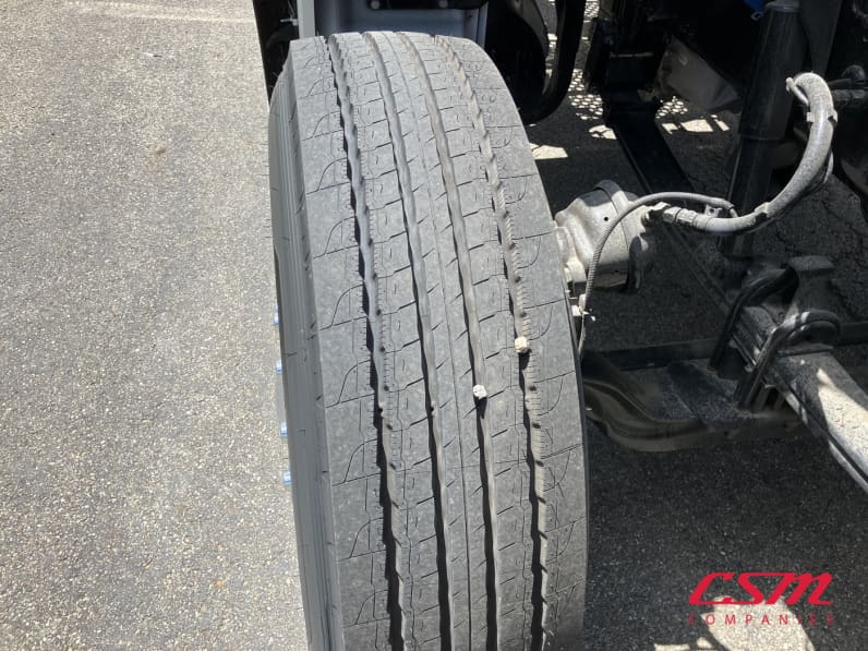 Passenger side front tire tread for this 2025 Kenworth T880 (Stock number: SJ134112)