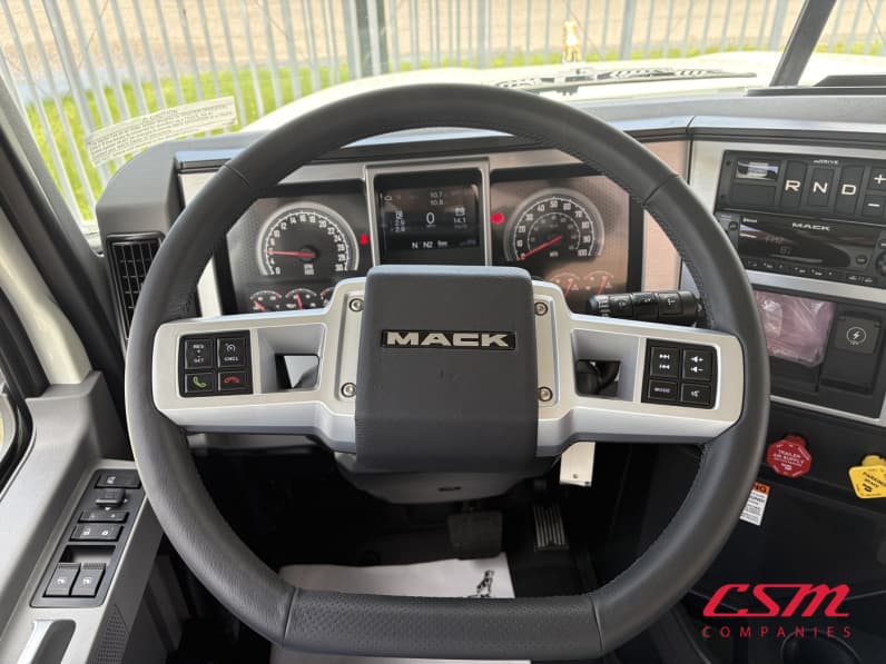 Interior steering wheel for this 2027 Mack Pinnacle PI64 (Stock number: VM021226)