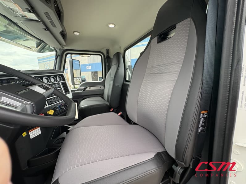 Interior seats for this 2027 Mack Pinnacle PI64 (Stock number: VM021597)