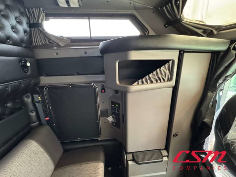 Interior driver side sleeper for this 2027 Kenworth W900L (Stock number: VR249789)