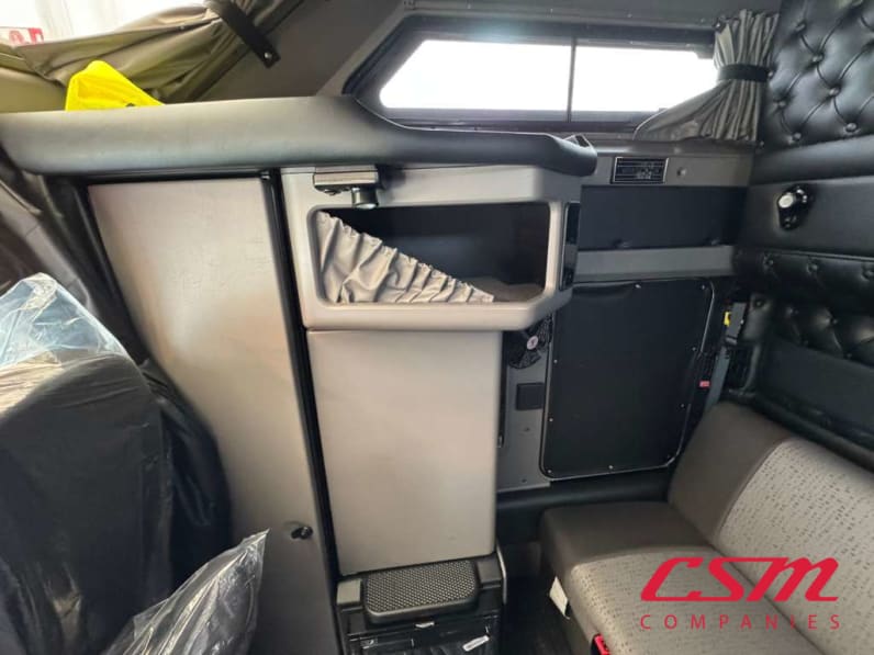 Interior passenger side sleeper for this 2027 Kenworth W900L (Stock number: VR249789)