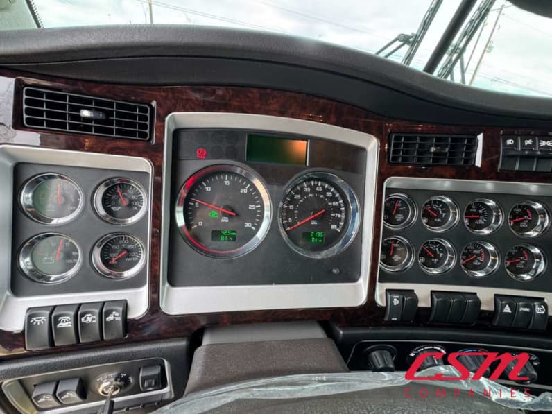 Interior steering wheel for this 2027 Kenworth W900L (Stock number: VR249789)