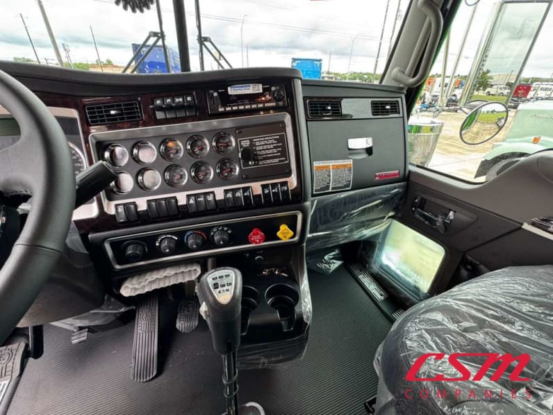 Interior dash for this 2027 Kenworth W900L (Stock number: VR249789)
