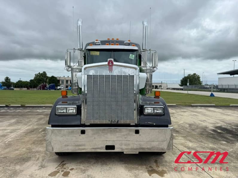 Exterior full front view for this 2027 Kenworth W900L (Stock number: VR249789)