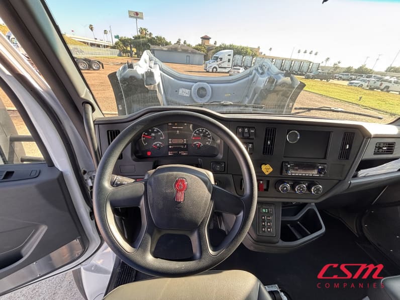 Interior dash for this 2027 Kenworth T480 (Stock number: VJ239775)