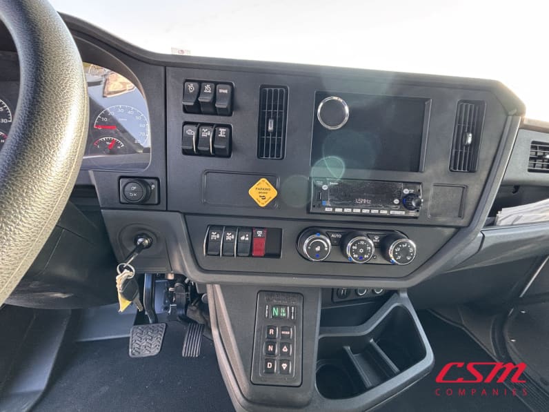 Interior radio and navigation system for this 2027 Kenworth T480 (Stock number: VJ239775)