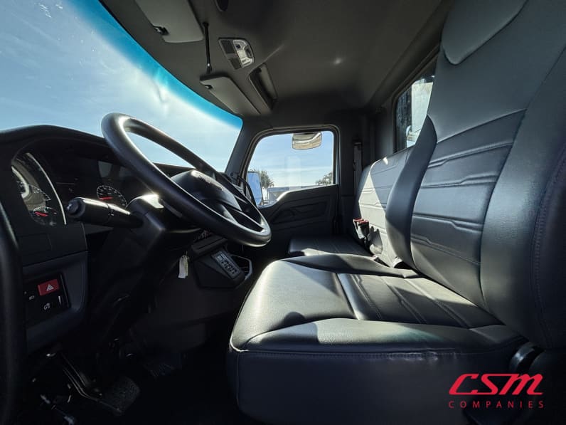 Interior seats for this 2027 Kenworth T480 (Stock number: VJ239775)