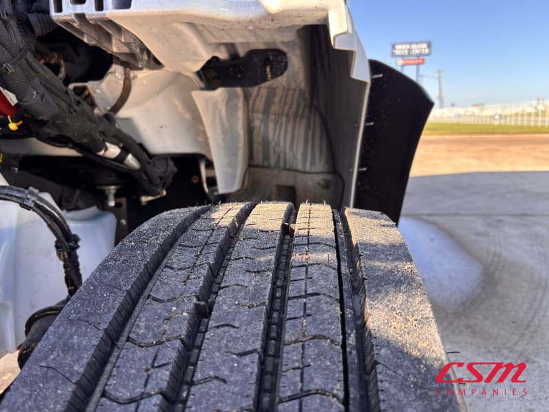Driver side front tire tread for this 2027 Kenworth T480 (Stock number: VJ239775)