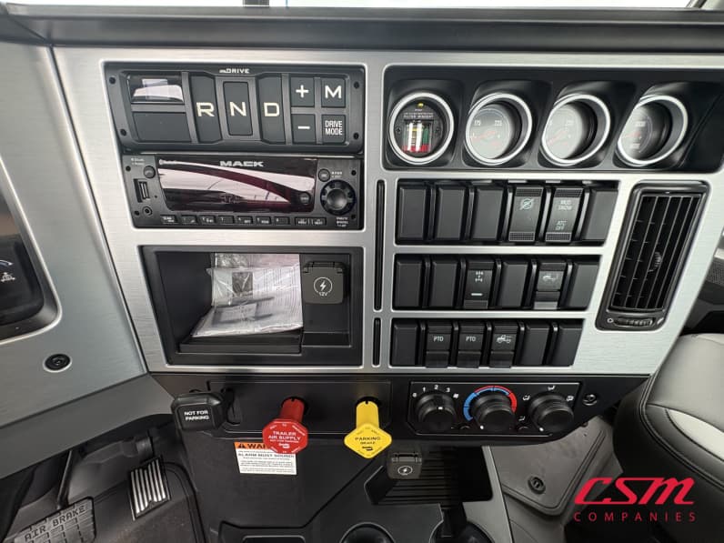Interior radio and navigation system for this 2027 Mack Pinnacle PI64 (Stock number: VM021599)
