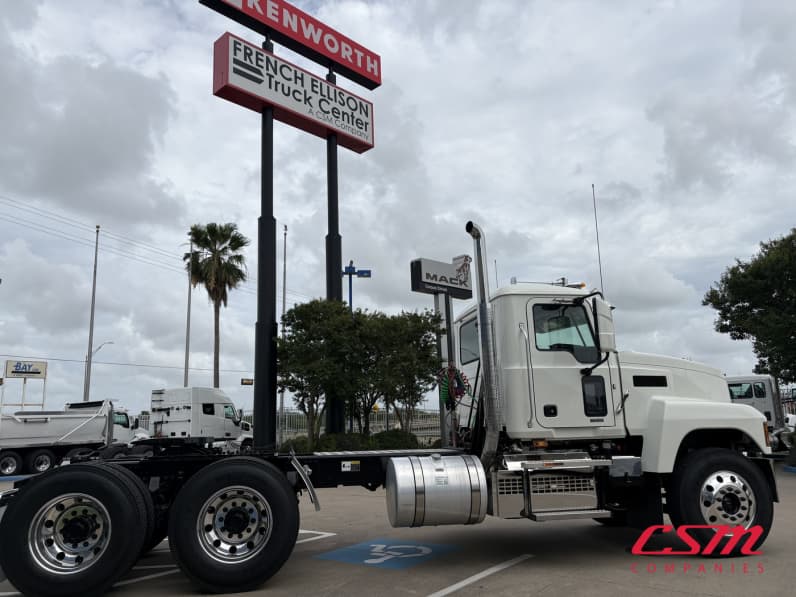 Exterior full passenger side for this 2027 Mack Pinnacle PI64 (Stock number: VM021599)