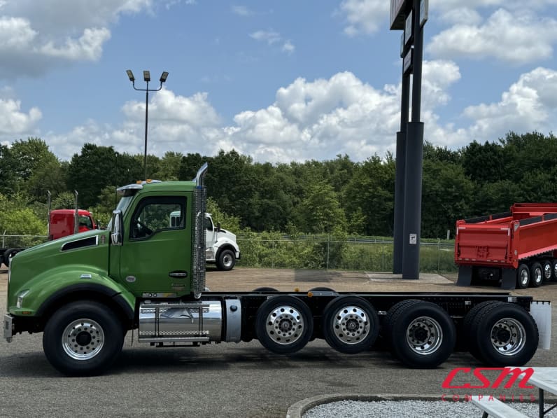 Exterior full driver side for this 2025 Kenworth T880 (Stock number: SJ169668)