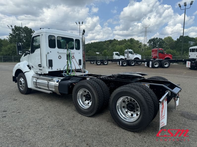 Exterior rear driver side for this 2025 Kenworth T880 (Stock number: SJ169680)
