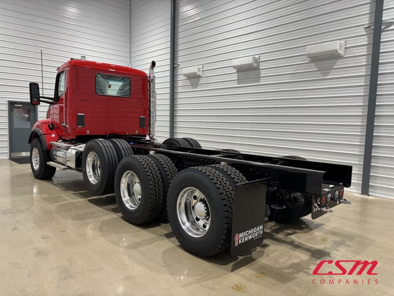 Exterior rear driver side for this 2027 Kenworth T880 (Stock number: VJ249982)