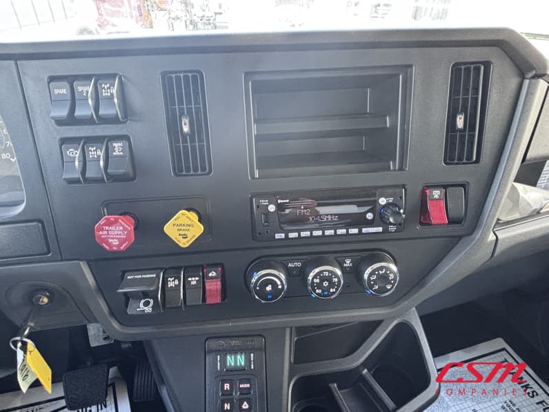 Interior radio and navigation system for this 2027 Kenworth T480 (Stock number: VJ240481)