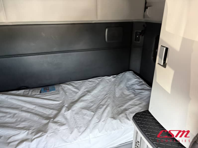 Interior driver side sleeper for this 2023 Kenworth T680 (Stock number: UPJ216901)
