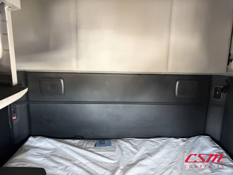 Interior wide sleeper view for this 2023 Kenworth T680 (Stock number: UPJ216901)