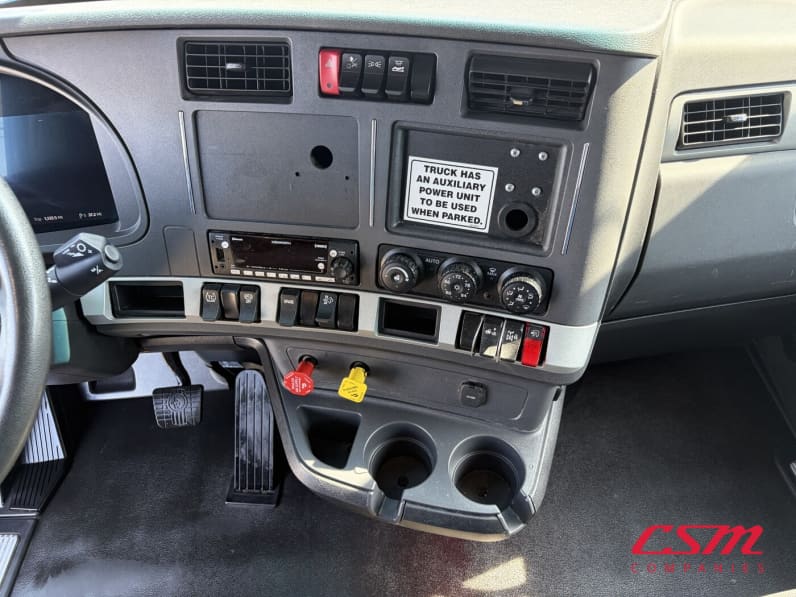 Interior radio and navigation system for this 2023 Kenworth T680 (Stock number: UPJ216901)
