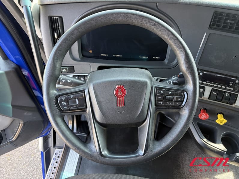 Interior steering wheel for this 2023 Kenworth T680 (Stock number: UPJ216901)
