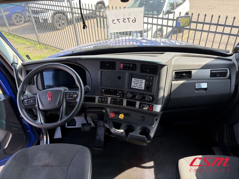 Interior cockpit for this 2023 Kenworth T680 (Stock number: UPJ216901)